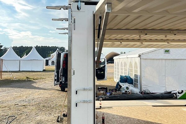 Conteneur événementiel extensible 2x20DV avec terrasse sur le toit – Image 3