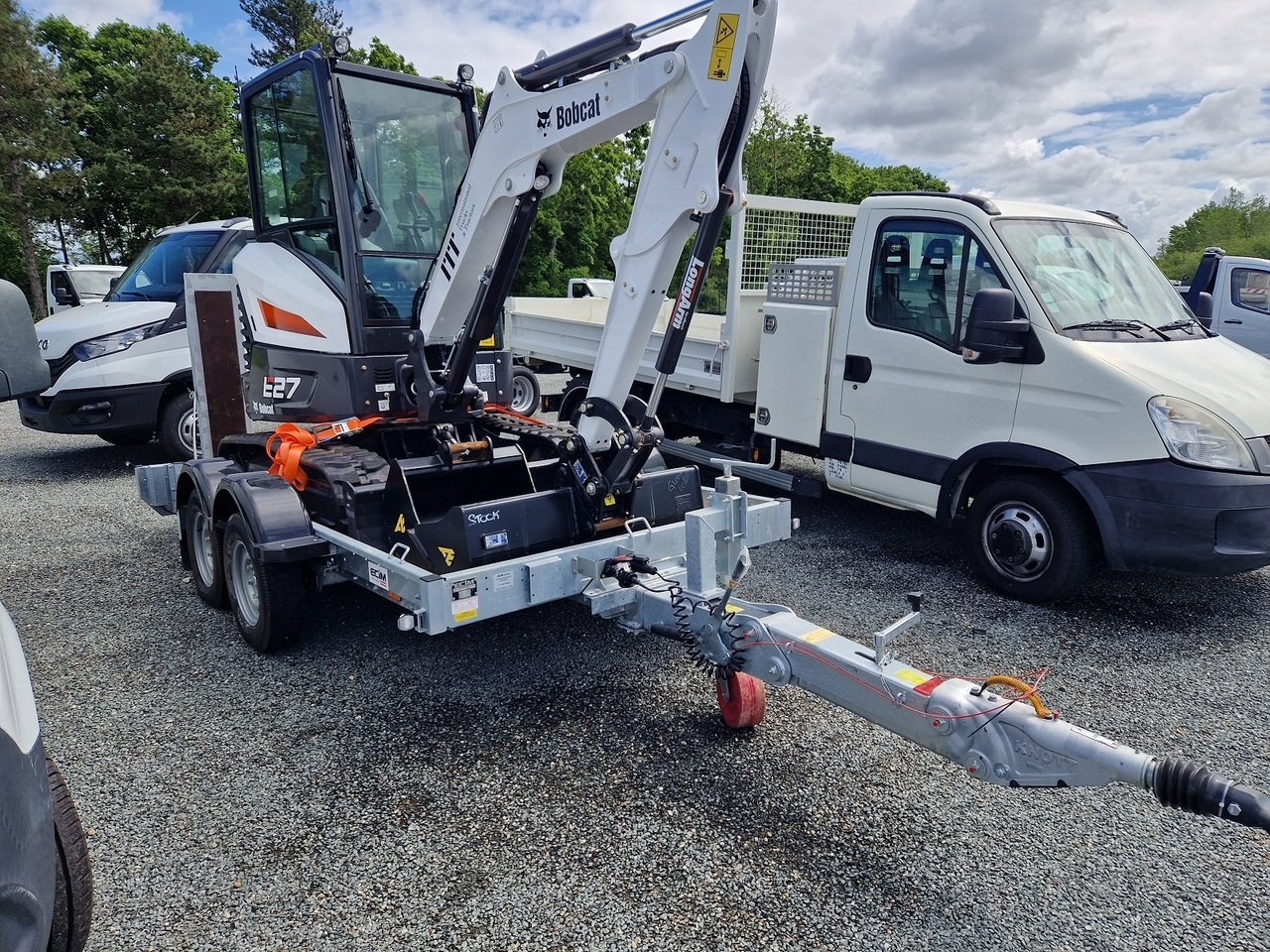 Mini-Pelle-Bobcat-E27Z-2023–-27T-Occasion-009 Bobcat E27Z (2023) – Mini Pelle 2,7T – 1h – Avec Remorque ECIM 3T5 + BRH Furukawa – Image 1
