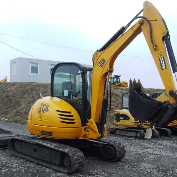 Mini-pelle d’occasion JCB 8055 RTS (2008) – 5,3T – Moteur Isuzu 34,1 kW – Portée 6 m