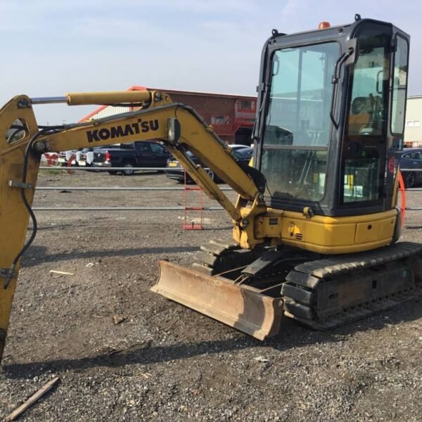 Mini-pelle d’occasion Komatsu PC26MR-3 (2012) – 2,8T – Moteur 15,7 kW