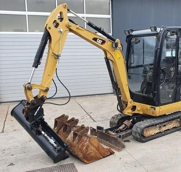 Caterpillar CAT 302.2D (2013) – Mini Pelle 2,1T – 2 468 h – 3 Godets