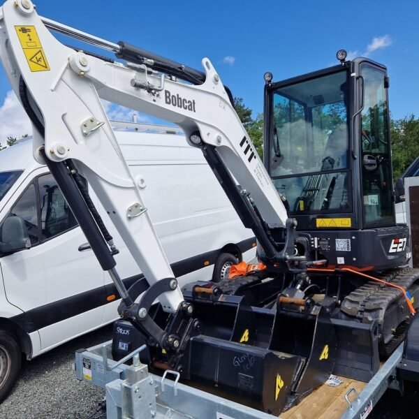 Bobcat E27Z 2023 Mini-pelle 2,7T 1h avec remorque ECIM 3T5 et BRH Furukawa FX35-S état proche neuf – Image 3