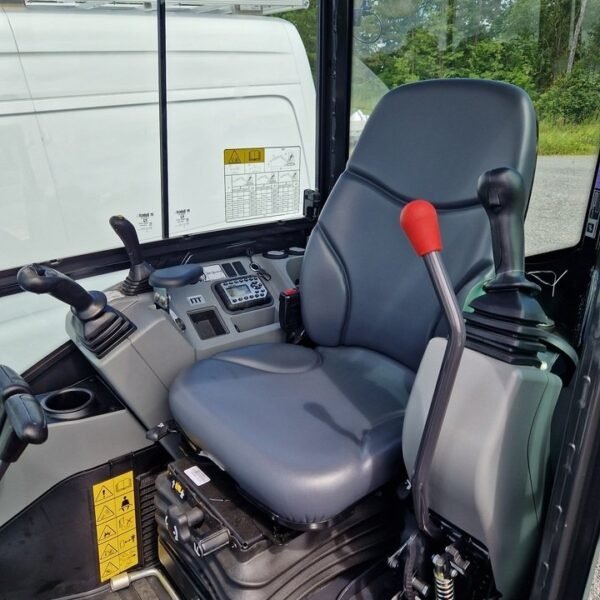 Bobcat E27Z 2023 Mini-pelle 2,7T 1h avec remorque ECIM 3T5 et BRH Furukawa FX35-S état proche neuf – Image 5
