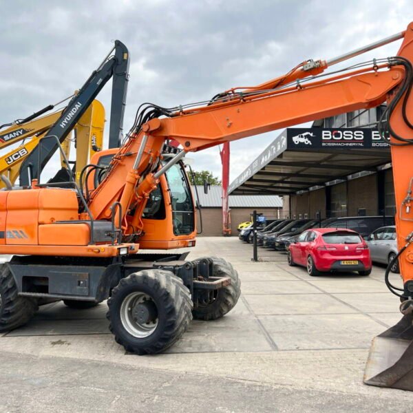 Pelle sur pneus Doosan DX140W 2010 – 14,8T – 7857h – Occasion