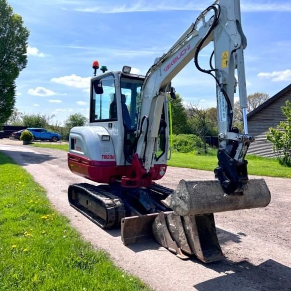 Takeuchi TB230 (2018) – Mini Pelle 2,8T – 2916h – Entièrement Révisée – Image 3