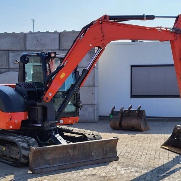 Kubota KX080-4A2 2020 – Mini Pelle 8T avec 2.955h, Godet 0,25 m³, Moteur 46,5 kW