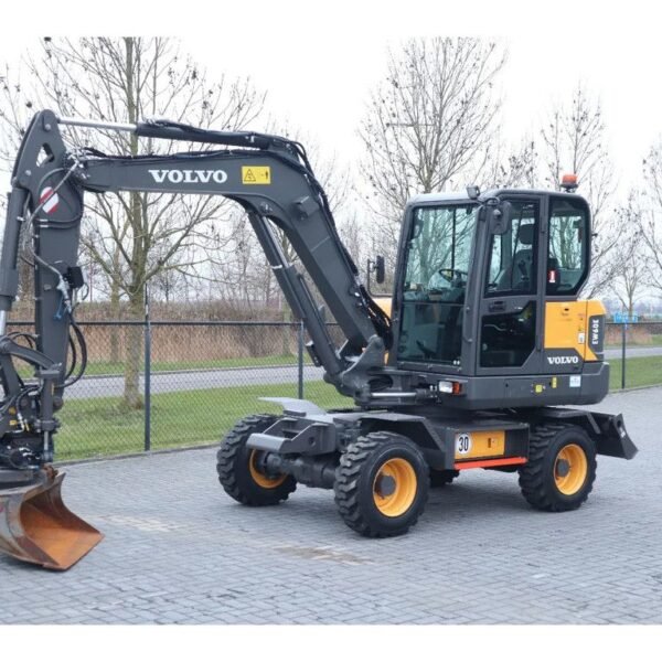 Pelle sur pneus Volvo EW60E 2022 – 117 heures – Tiltrotateur et accessoires