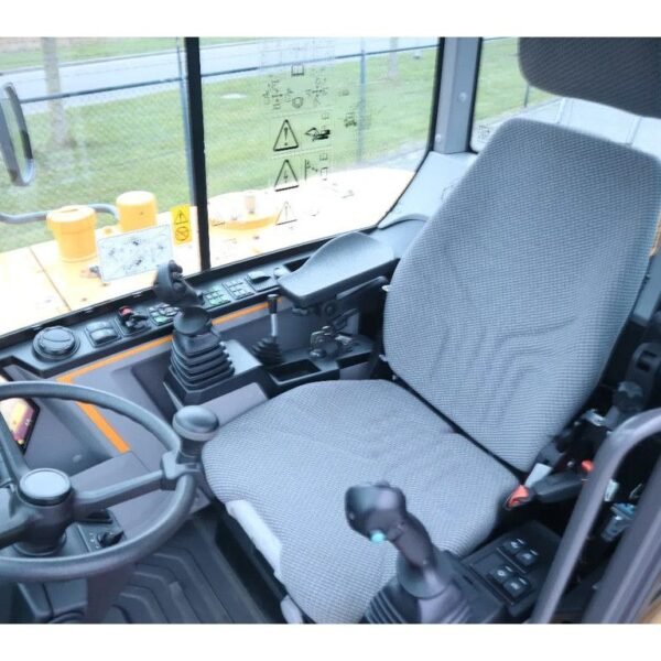 Pelle sur pneus Volvo EW60E 2022 – 117 heures – Tiltrotateur et accessoires – Image 5