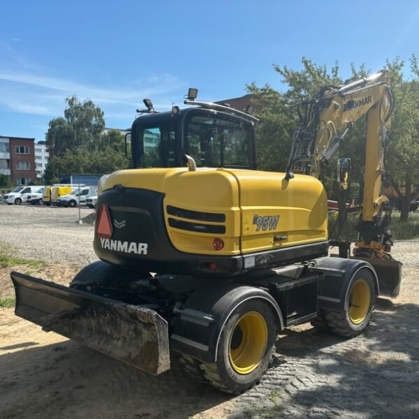 Pelle sur pneus Yanmar B95W 2018 – 9,5T – 6380h – Performance Compacte – Image 4