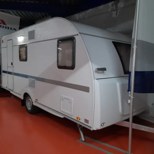 Caravane Adria I-Shape avec cuisine Smart Kitchen