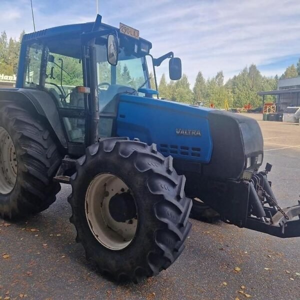 Tracteur agricole 4 roues motrices avec chargeur frontal – 2000 – 101 ch