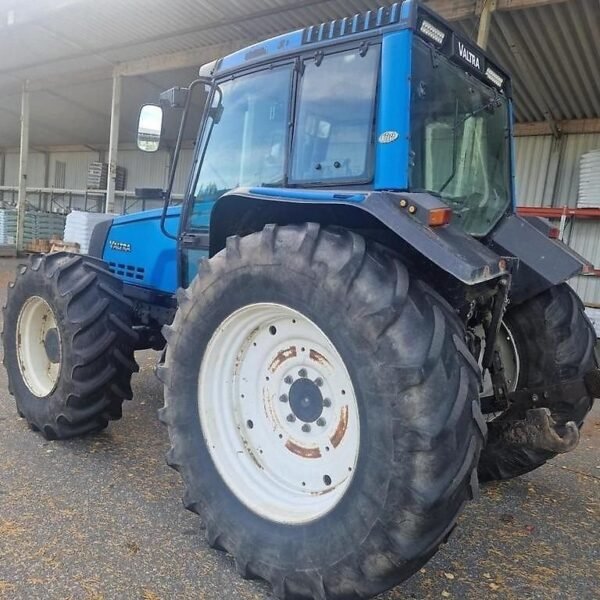 Tracteur agricole 4 roues motrices avec chargeur frontal – 2000 – 101 ch – Image 3