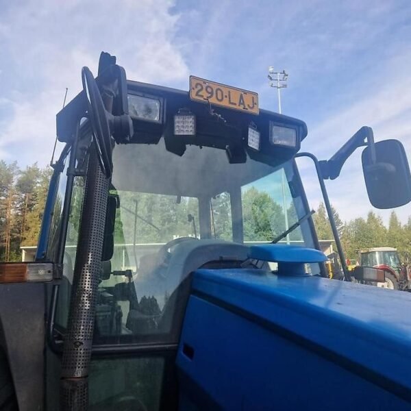 Tracteur agricole 4 roues motrices avec chargeur frontal – 2000 – 101 ch – Image 5
