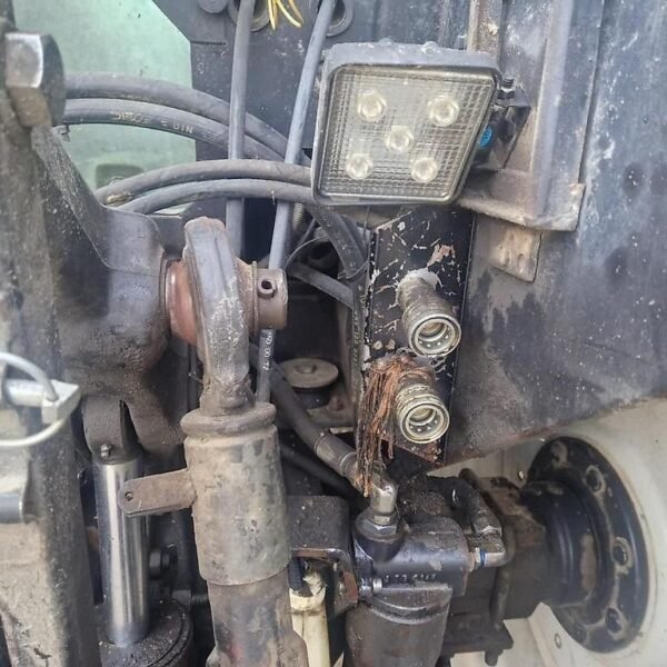 Tracteur agricole 4 roues motrices avec chargeur frontal – 2000 – 101 ch – Image 10